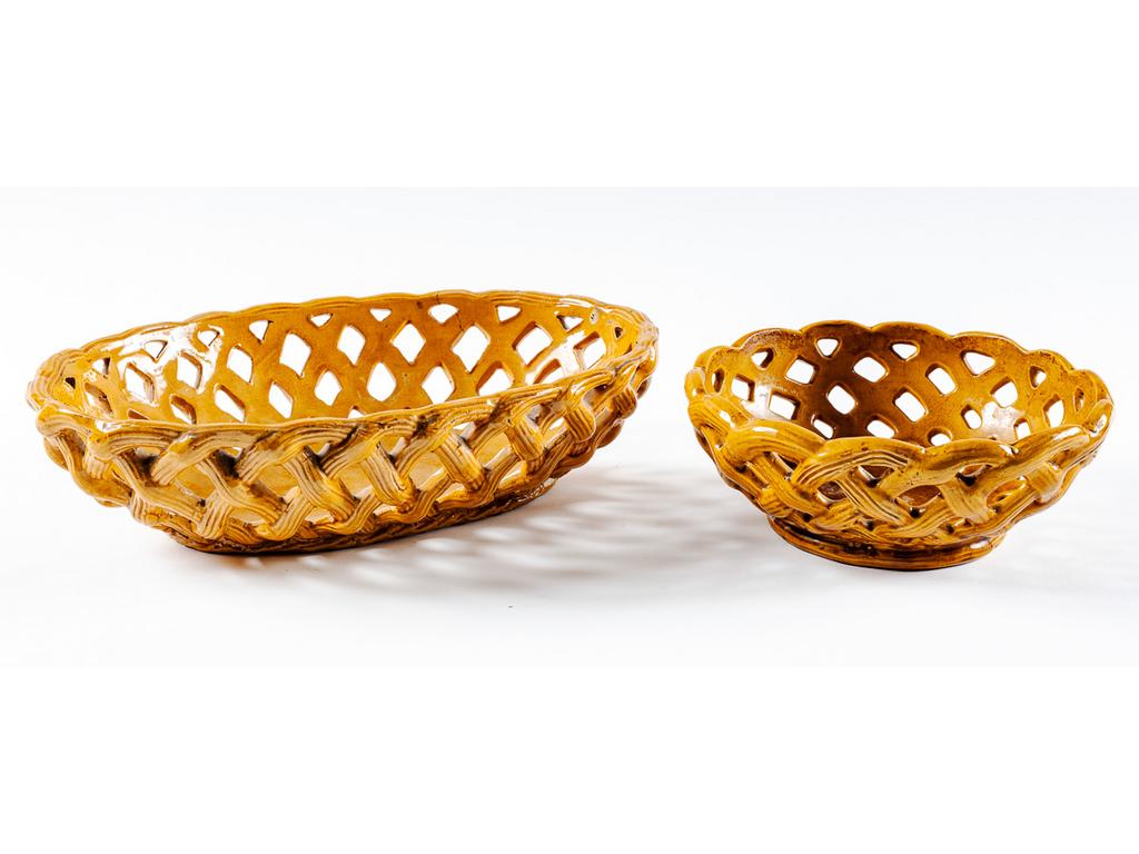 Manufacture PICHON à Uzès : Une corbeille oblongue (dimensions : 9 x 33 x 22,5 cm) et une corbeille ronde (hauteur : 8 cm et diamètre : 20,5 cm) en faïence tressée, ajourée et émaillée ocre. Signées du cachet de Bernard PICHON. (Petits fêles).