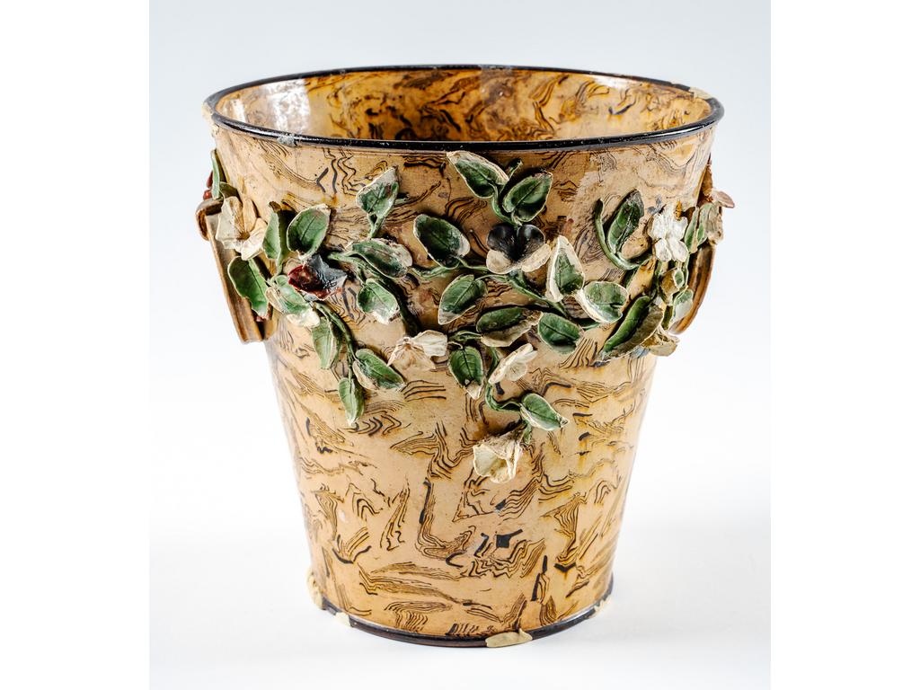 Manufacture PICHON à Uzès : Important seau à bouteille ou vase en céramique à décor, en relief, de fleurs sur fond marbré en terres mêlées. Signé du cachet de François PICHON. (Importants manques et restaurations). Hauteur : 26,5 cm.  Diamètre : 26 cm.