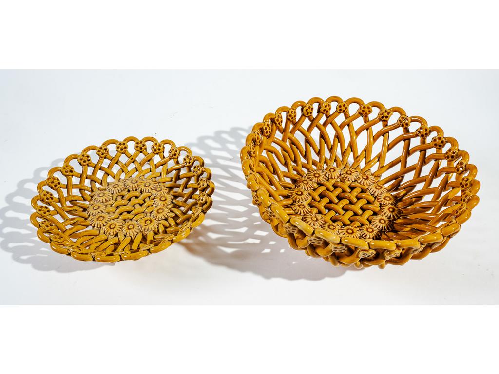 Manufacture PICHON à Uzès : Deux corbeilles en faïence émaillée, tressée et ajourée à décor de fleurettes. Signées du cachet de Bernard PICHON. (Fêles de cuisson). Hauteur : 5,5 cm. Diamètre : 21 cm et Hauteur : 11,5 cm. Diamètre : 26,5 cm.