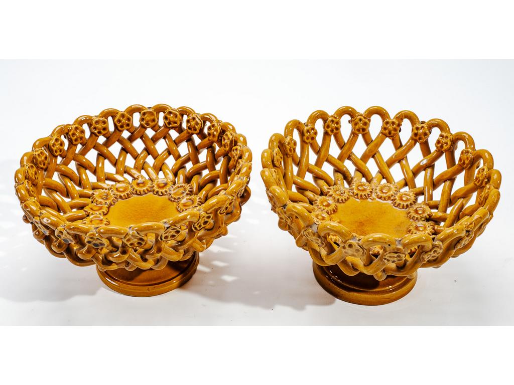 Manufacture PICHON à Uzès : Deux corbeilles sur piédouche en faïence émaillée, tressée et ajourée à décor de fleurettes. Signées du cachet de Bernard PICHON. (Fêles de cuisson). Hauteurs : 11,5 cm. Diamètres : 19 cm.