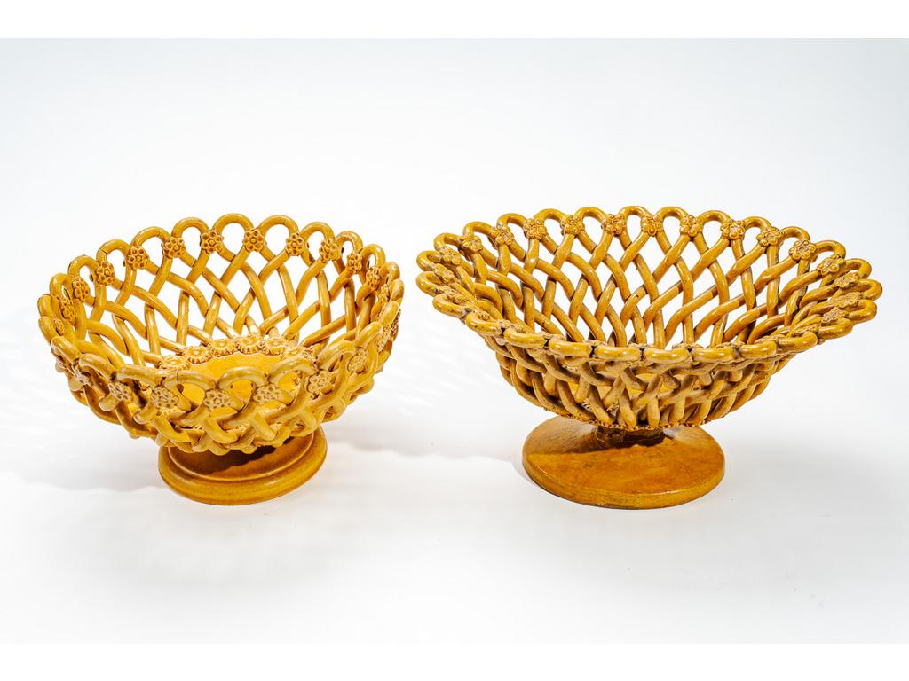 Manufacture PICHON à Uzès : Une corbeille ronde (hauteur : 13 cm et diamètre : 22 cm) et une corbeille navette (dimensions : 14 x 27 x 20 cm) sur piédouche en faïence émaillée, tressée et ajourée à décor de fleurettes. (Fêles de cuisson, et corbeille navette avec le pied cassé, recollé).