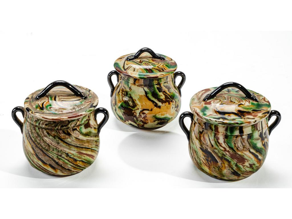 Manufacture PICHON à Uzès : Trois pots à crème à décor marbré en terres mêlées. Signés du cachet. Hauteur : 7 cm.
