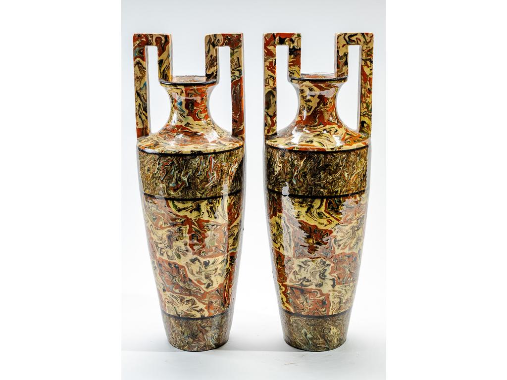Manufacture PICHON à Uzès : Paire de vases marbrés en terres mêlées de forme balustre à anses à l'Etrusque. Signés du cachet de Bernard PICHON. Hauteur : 40,5 cm.