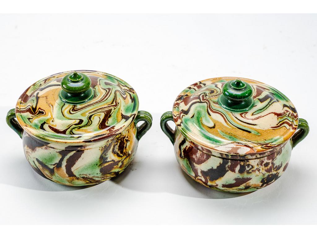 Manufacture PICHON à Uzès : Deux pots à crème à décor marbré en terres mêlées. Signés du cachet de Bernard PICHON. (Un avec éclat au couvercle). Hauteurs : 6 cm.