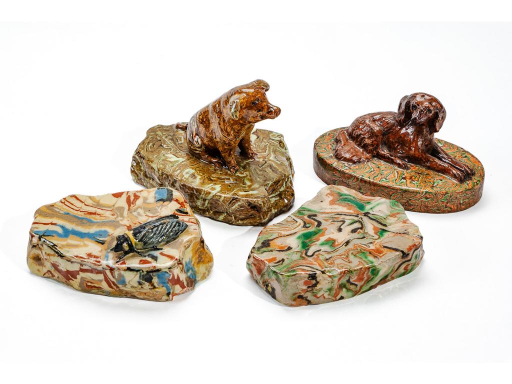 Manufacture PICHON à Uzès : Trois presse-papiers figurant un chien, un cochon et une cigale sur fond marbré en terres mêlées. On y joint un presse-papier à décor marbré. Deux signés du cachet. Hauteurs : de 3 cm à 8 cm.