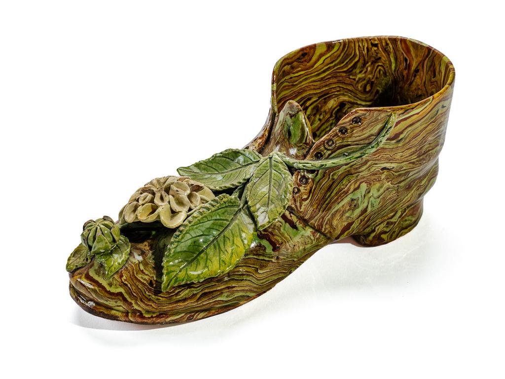 Manufacture PICHON à Uzès : Sujet en céramique représentant une chaussure à décor, en relief, de fleurs sur fond marbré en terres mêlées. Signée du cachet de François PICHON. Dimensions : 8 x 18 x 6,5 cm.