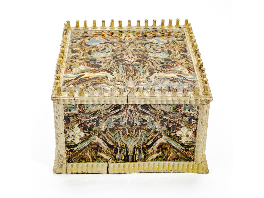 Manufacture PICHON à Uzès : Socle en céramique à décor de fleurs de lys et pinacles sur fond marbré en terres mêlées. (Fêles de cuisson). Dimensions : 13,5 x 20 x 20 cm.