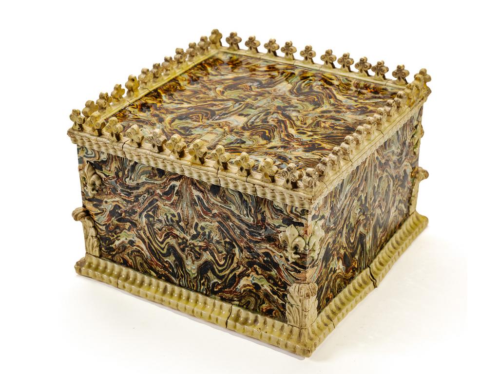 Manufacture PICHON à Uzès : Socle en céramique à décor de fleurs de lys, feuillages et pinacles sur fond marbré en terres mêlées. (Fêles de cuisson). Dimensions : 13,5 x 19,5 x 19,5 cm.