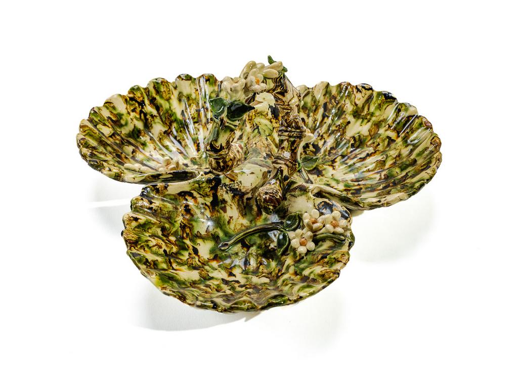 Manufacture PICHON à Uzès : Un mendiant en céramique en forme de coquilles à décor en relief de fleurs sur fond marbré en terres mêlées. Signé du cachet de François PICHON. Dimensions : 12 x 25,5 x 25,5 cm.