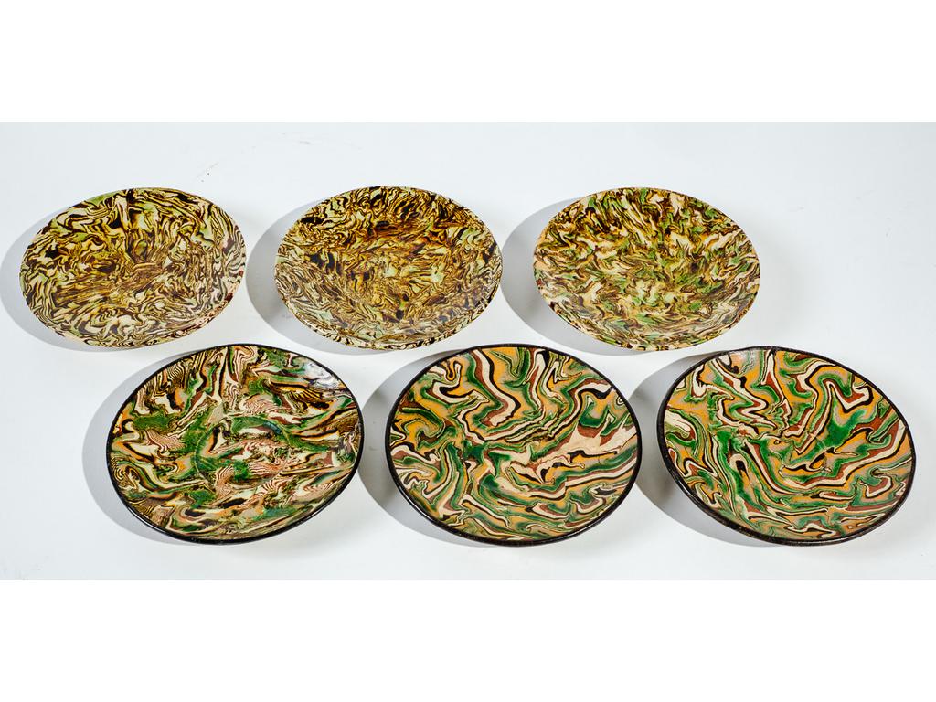 Manufacture PICHON à Uzès : Six soucoupes dépareillées à décor marbré en terres mêlées. Signées au cachet. Diamètres : 13 cm et 13,5 cm.