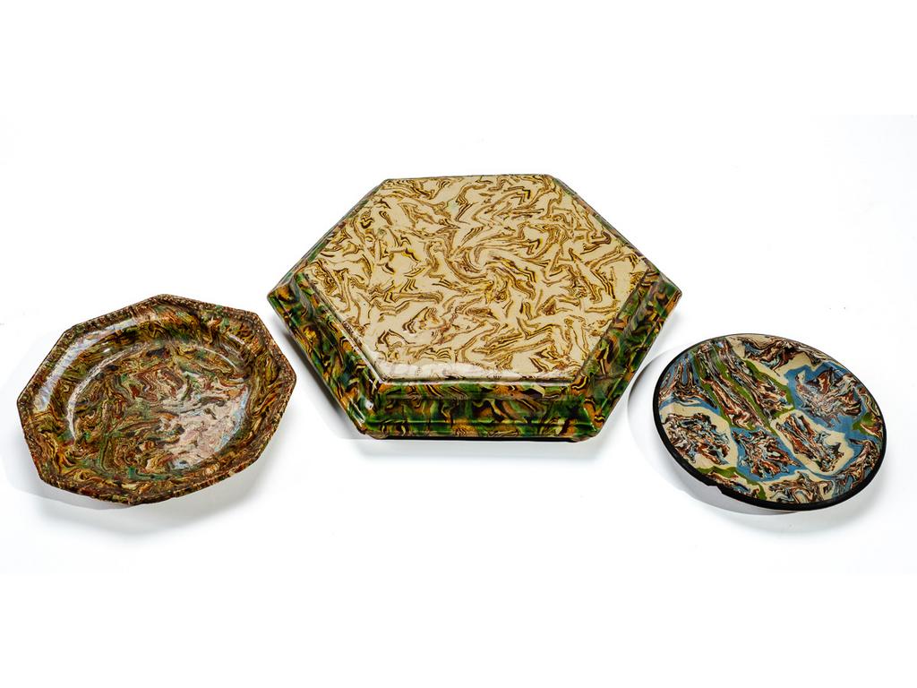 Manufacture PICHON à Uzès : Un dessous de plat, un dessous de bouteille et un cendrier (éclat) à décor marbré en terres mêlées. Signés au cachet.