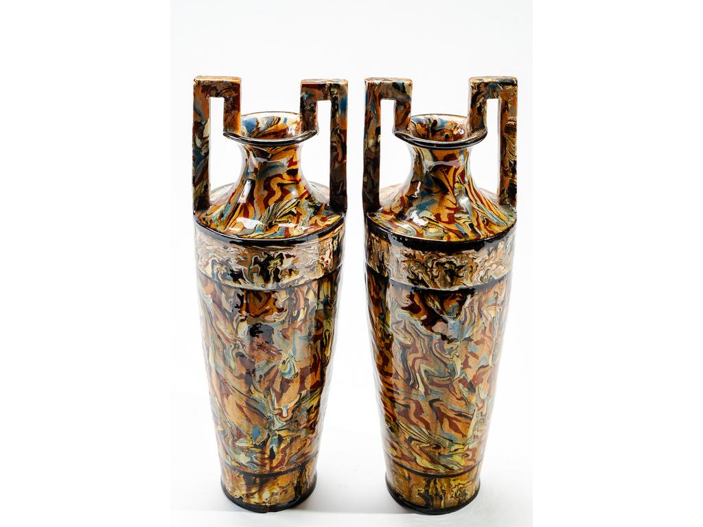 Manufacture PICHON à Uzès : Paire de petits vases marbrés en terres mêlées de forme balustre à anses  à l'Etrusque. Signés du cachet de Bernard PICHON. (Un avec petit éclat au pied et petit accident au col). Hauteur : 29,5 cm.