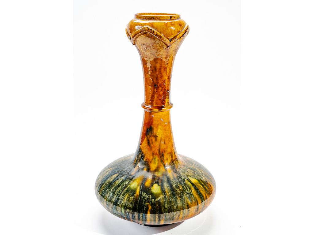 Manufacture PICHON à Uzès : Un vase à long col renflé en faïence émaillée. Signé au cachet. (Cassé au col et à la panse). Hauteur : 49 cm.