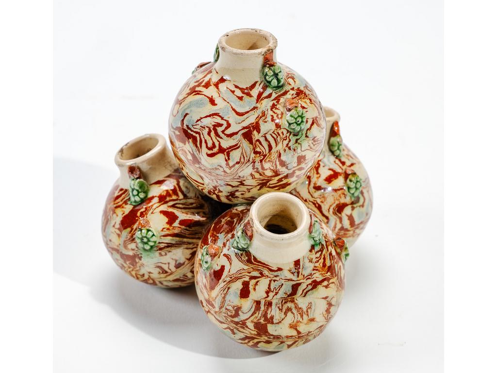 Manufacture PICHON à Uzès : Pique-fleurs composé de quatre petits vases globulaires à décor de fleurettes sur fond marbré en terres mêlées. Hauteur : 11 cm.