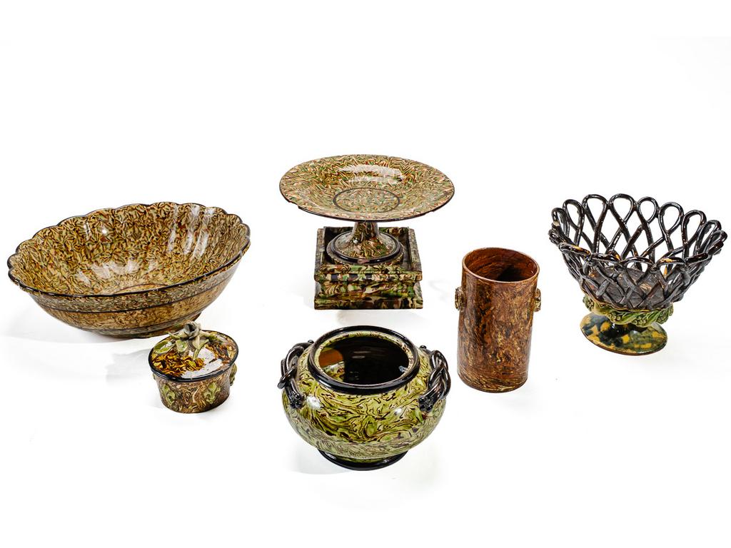 Manufacture PICHON à Uzès : Ensemble de céramiques comprenant : un socle à décor marbré en terres mêlées (important éclat. Dimensions : 6 x 14 x 14 cm), une coupe sur piédouche à décor marbré signée du cachet de Bernard PICHON (éclats. Hauteur : 10,5 cm et diamètre : 23 cm), un petit pot couvert à décor, en relief, de roses et fleurs de lys sur fond marbré en terres mêlées, signé du cachet de Bernard PICHON (éclats. Hauteur : 8 cm et diamètre : 9 cm), une corbeille sur piédouche en faïence tressée, ajourée et émaillée (cassée. Hauteur : 14 cm et diamètre : 20 cm), un sucrier à décor marbré en terres mêlées (manque le couvercle et petits éclats. Hauteur : 10,5 cm), un saladier à décor marbré en terres mêlées, signé du cachet de François PICHON (importants éclats au talon. Hauteur : 9 cm et diamètre : 29 cm) et un petit vase rouleau à décor marbré en terres mêlées, signé du cachet de François PICHON (fêles. Hauteur : 13,5 cm et diamètre : 8,5 cm).