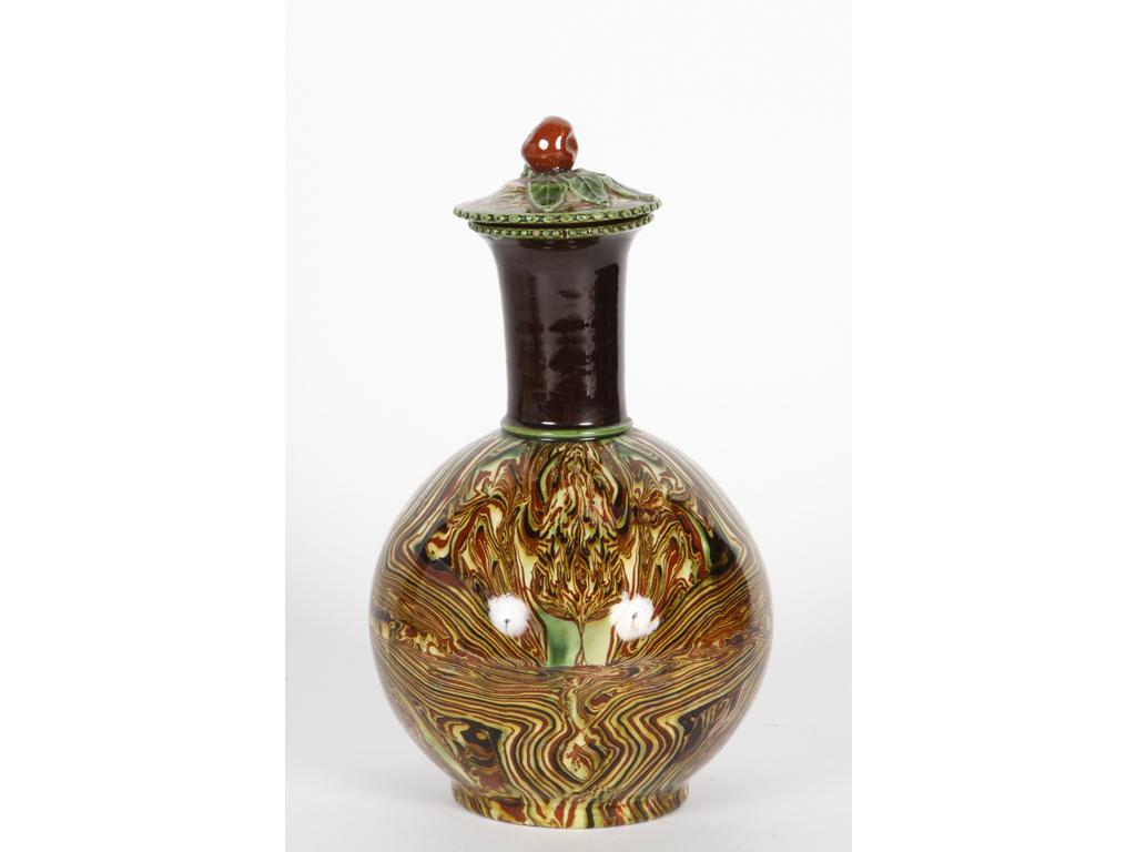 Manufacture PICHON à Uzès : Grand flacon de forme balustre sur piédouche à décor marbré en terres mêlées et couvercle surmonté d'un fruit en relief. Signé du cachet de François PICHON. Hauteur : 25 cm.