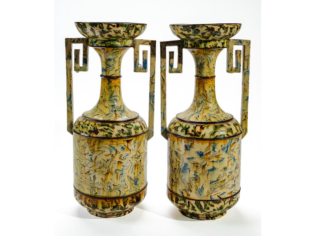 Manufacture PICHON à Uzès : Paire de vases marbrés en terres mêlées de forme balustre à anses  à l'Etrusque et à col évasé. Signés du cachet de François PICHON. (Eclats aux pieds et anses cassées, recollées). Hauteur : 40 cm.