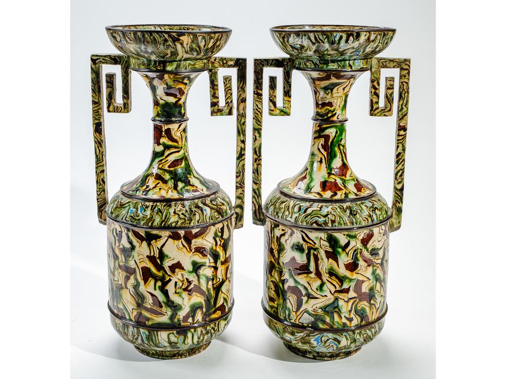 Manufacture PICHON à Uzès : Paire de vases marbrés en terres mêlées de forme balustre à anses à l'Etrusque et à col évasé. Signés du cachet de François PICHON. (Un avec une anse cassée, recollée et petits éclats au pied). Hauteur : 40 cm.