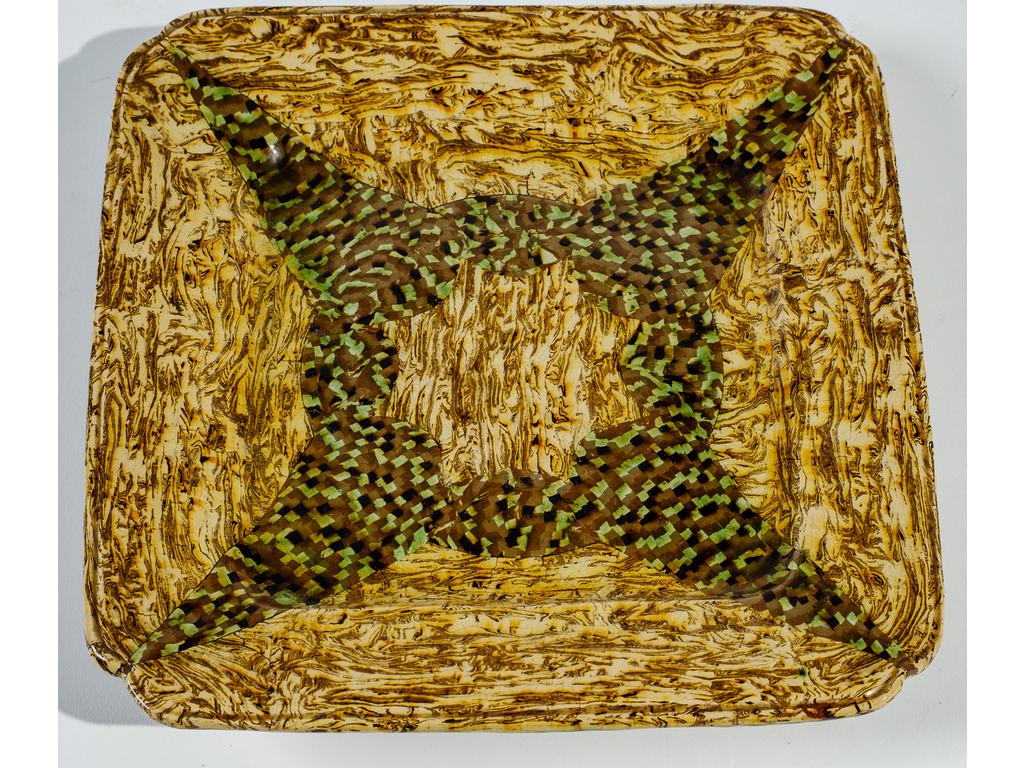 Manufacture PICHON à Uzès : Plat de forme carrée à décor rayonnant marbré et mosaïqué en terres mêlées. Signé du cachet de François PICHON. Dimensions : 28 x 28,5 cm.