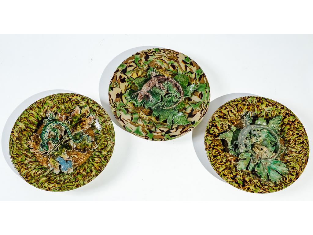 Manufacture PICHON à Uzès : Trois assiettes en pendant à décor, en relief, de reptiles et feuillages dans le goût de Palissy sur fond marbré en terres mêlées. Deux signées du cachet de François PICHON. (Une avec petits éclats, une avec éclat au talon et une avec élément de feuillage cassé, recollé). Diamètres : 25 cm.