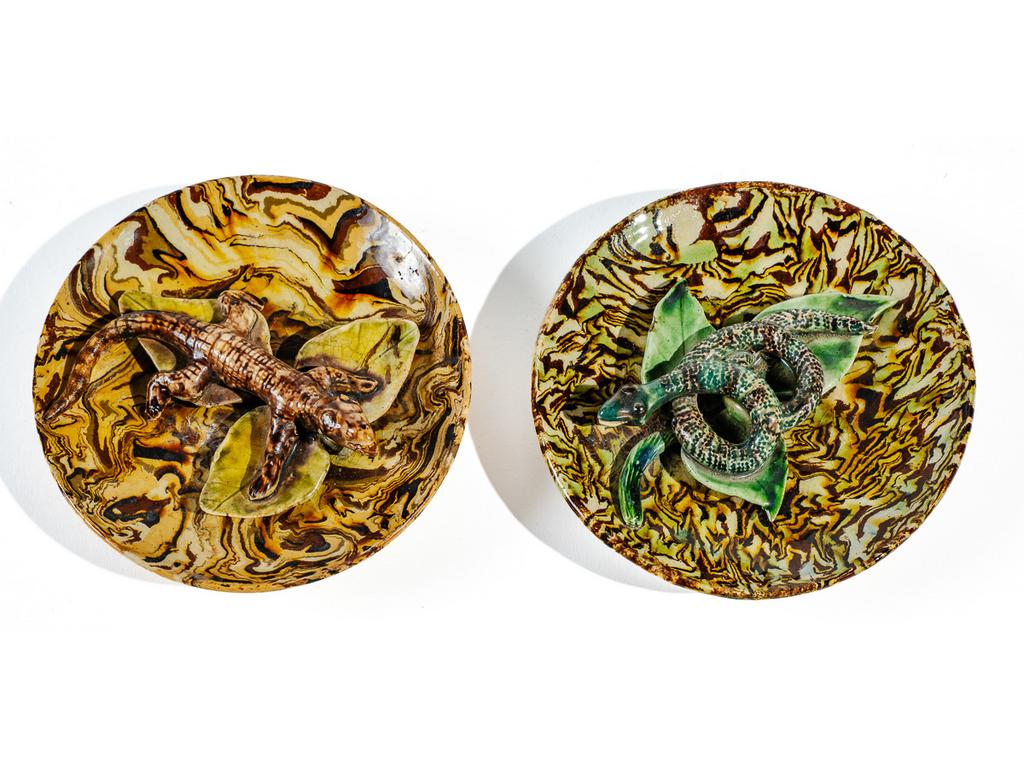 Manufacture PICHON à Uzès : Deux coupelles en pendant à décor, en relief, de reptiles et feuillages dans le goût de Palissy sur fond marbré en terres mêlées. Une signée du cachet de François PICHON. Diamètres : 13,5 cm.