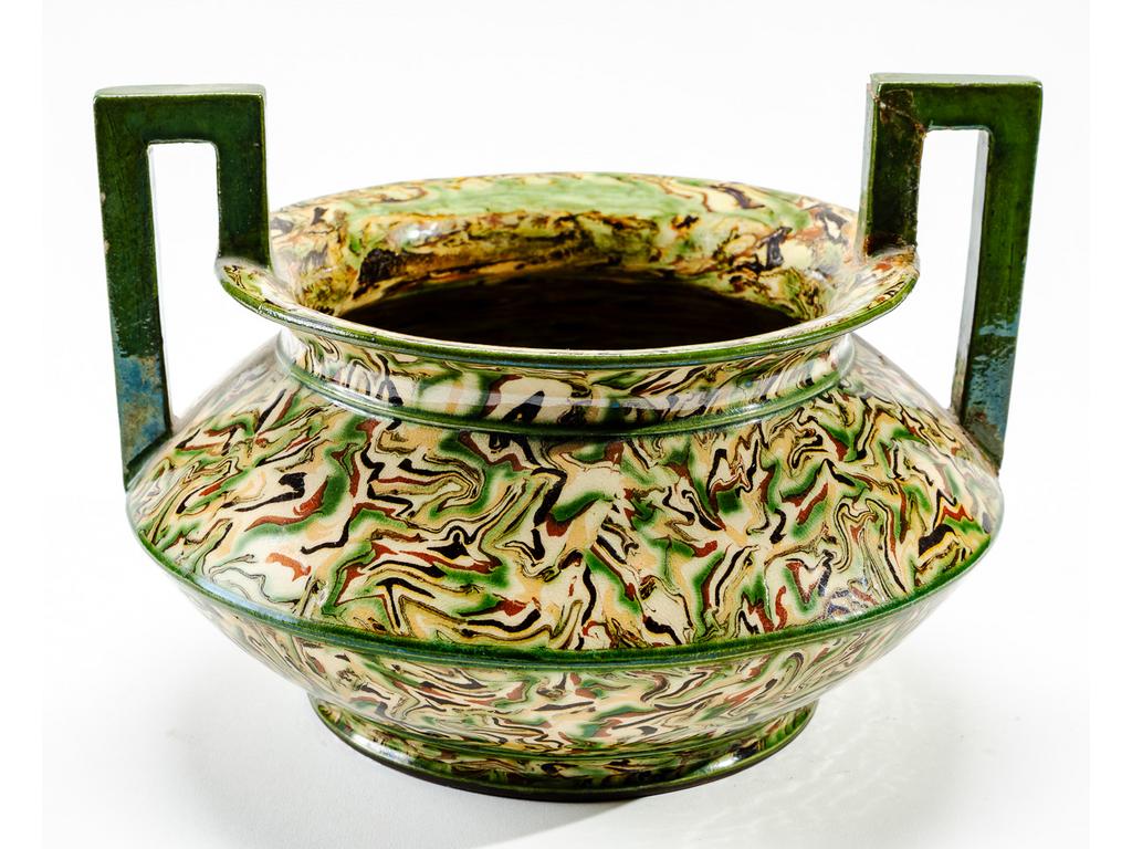 Manufacture PICHON à Uzès : Vase en céramique émaillée à large col étranglé flanqué de deux anses à l'Etrusque et à décor marbré en terres mêlées. (Une anse cassée, recollée et fêle au col). Hauteur : 18 cm. Diamètre : 25 cm.