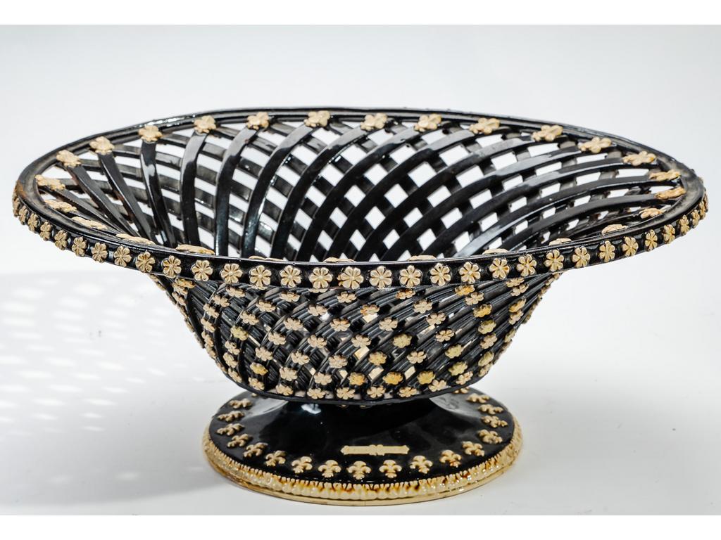 Manufacture PICHON à Uzès : Corbeille sur piédouche en faïence au lustre métallique à décor de fleurettes. Bassin figurant Léda et le cygne dans un entourage de fleurs de lys. Signée B. PICHON dans un cartouche sur le piédouche. (Petit fêle de cuisson). Dimensions : 16 x 36 x 26,5 cm.