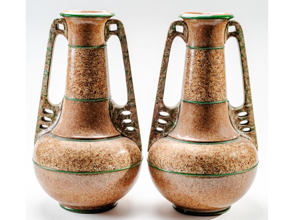 Manufacture PICHON à Uzès : Paire de vases à anses et longs cols étranglés à décor marbré en terres mêlées. Signés du cachet de Bernard PICHON. Hauteurs : 50,5 cm.