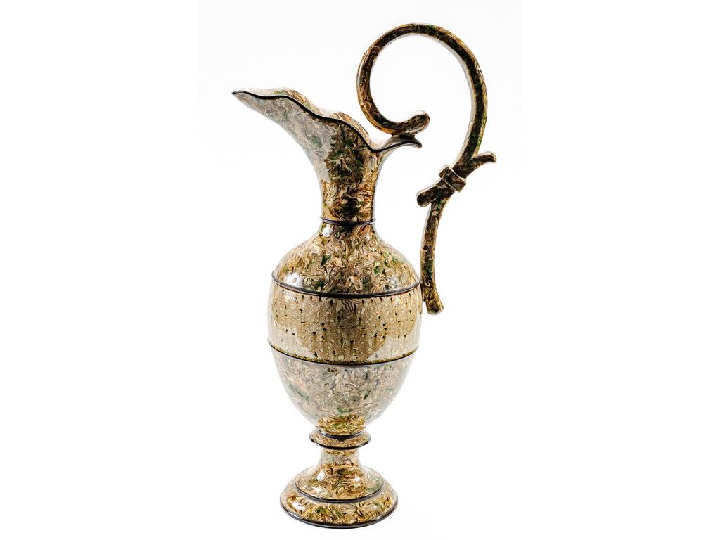 Manufacture PICHON à Uzès : Grande aiguière de forme balustre à décor marbré en terres mêlées. Signée du cachet de Bernard PICHON. Hauteur : 59 cm.