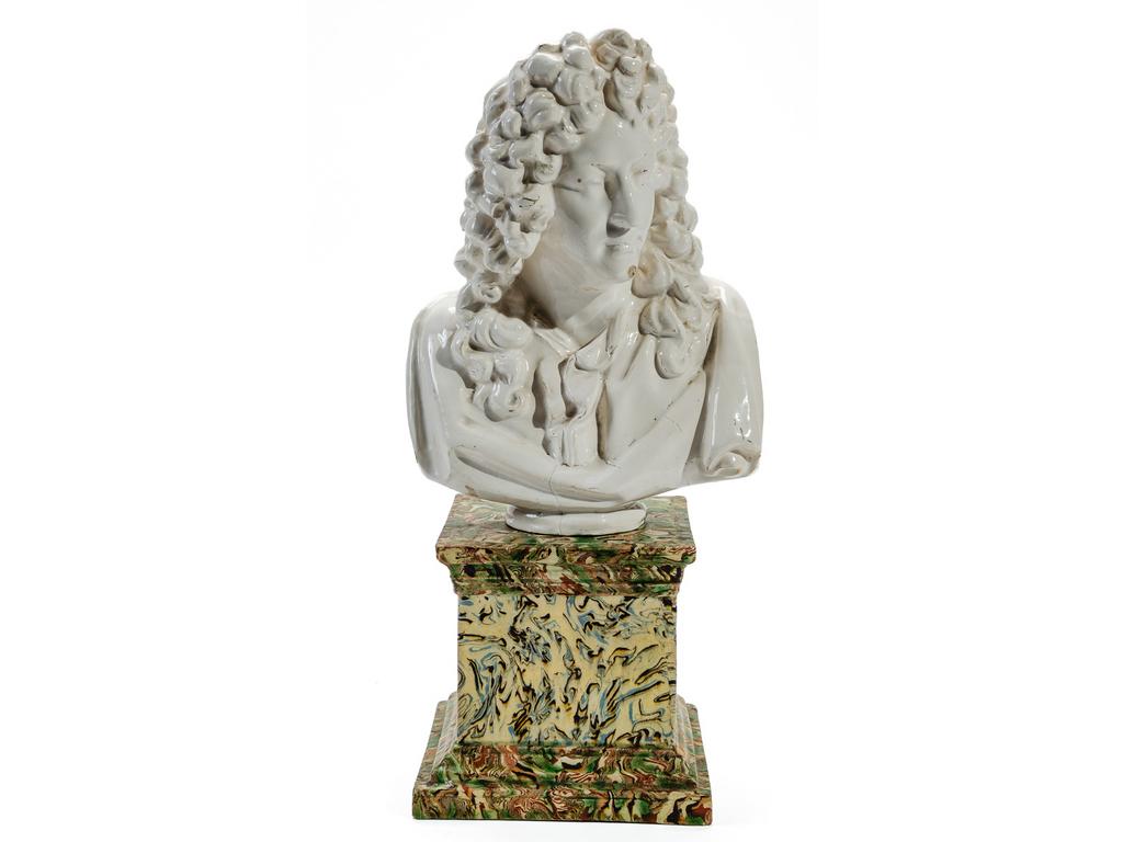 Manufacture PICHON à Uzès : Buste d'un personnage du Grand Siècle en faïence émaillée reposant sur un socle à décor marbré en terres mêlées. Signé du cachet de Bernard PICHON. (Fêles de cuisson et éclat au menton). Hauteur du buste : 25 cm. Hauteur totale : 38 cm.