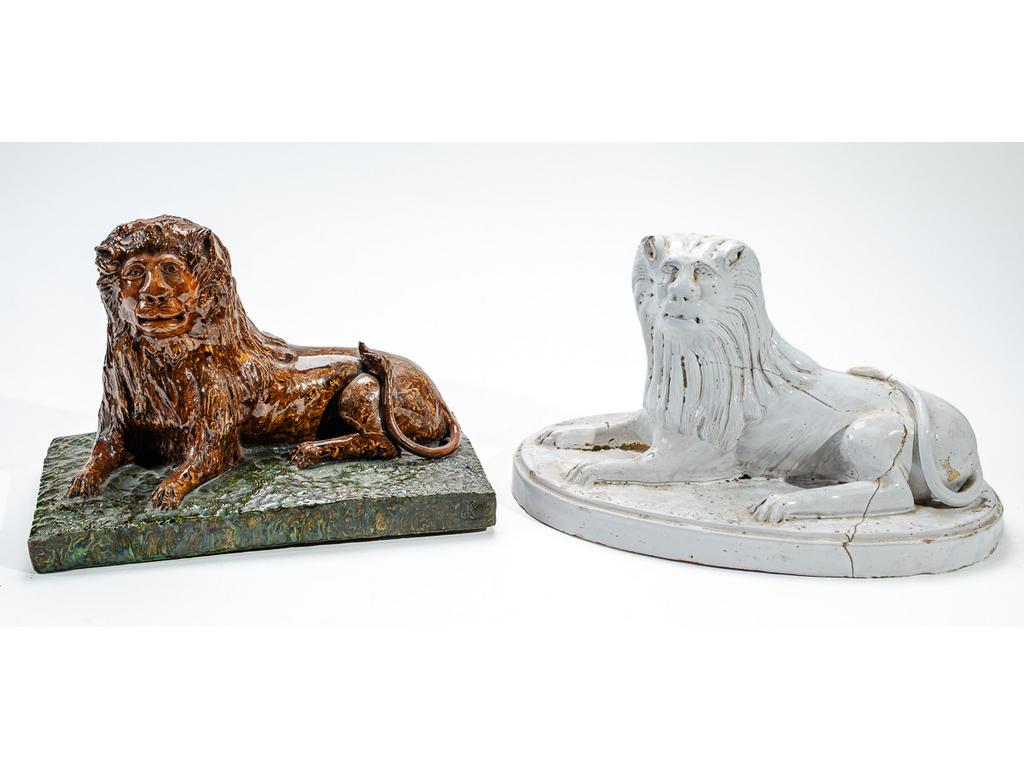 Manufacture PICHON à Uzès : Lion marbré en terres mêlées reposant sur une terrasse émaillée. Dimensions : 24 x 35 x 20 cm. On y joint : un lion couché en faïence émaillée (cassé, recollé).