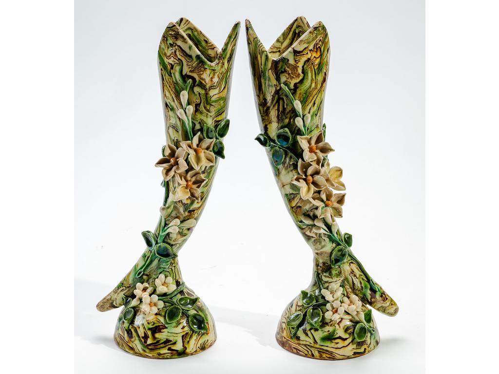 Manufacture PICHON à Uzès : Paire de vases cornets à décor, en relief, de fleurs sur fond marbré. Signés du cachet de François PICHON. (Infimes éclats aux fleurs). Hauteurs : 28,5 cm.