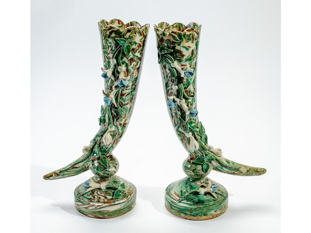 Manufacture PICHON à Uzès : Paire de vases cornets à décor, en relief, de fleurs sur fond marbré. (Infimes éclats aux fleurs). Hauteurs : 34 cm.