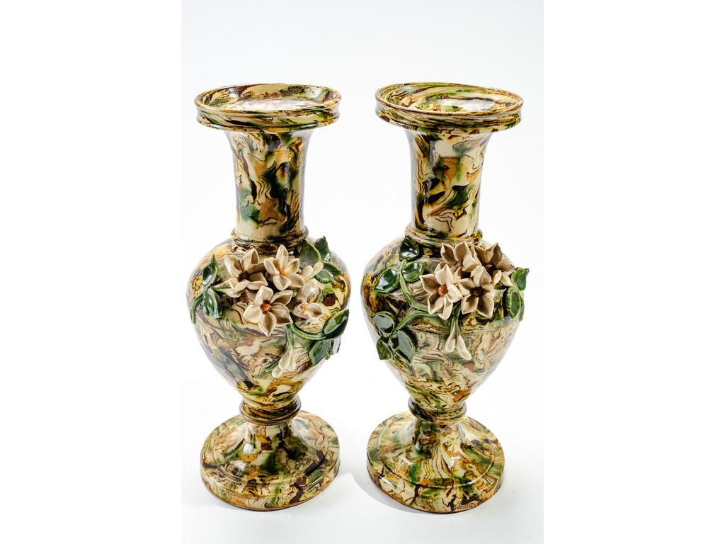 Manufacture PICHON à Uzès : Paire de petits vases balustres à long col étranglé à décor, en relief, de fleurs sur fond marbré en terres mêlées. Signés du cachet de François PICHON. (Petits accidents aux fleurs). Hauteur : 26,5 cm.