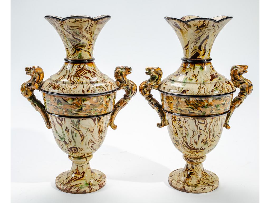 Manufacture PICHON à Uzès : Paire de vases balustres à anses en forme de têtes de lion et à décor marbré en terres mêlées. (Un cassé, recollé, éclats). Hauteur : 32 cm.