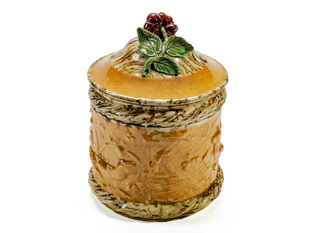 Manufacture PICHON à Uzès : Pot à tabac en céramique à décor, en léger relief, d'une scène de vénerie sur fond marbré en terres mêlées. Fretel du couvercle en forme de fruit (une feuille cassée, recollée). Signé du cachet de François PICHON. Hauteur : 17,5 cm. Diamètre : 12,5 cm.