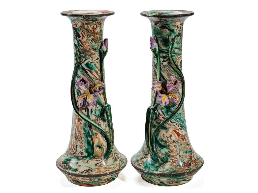 Manufacture PICHON à Uzès : Paire de vases à longs cols étranglés à décor en relief d'iris sur fond marbré en terres mêlées. Hauteur : 31 cm.
