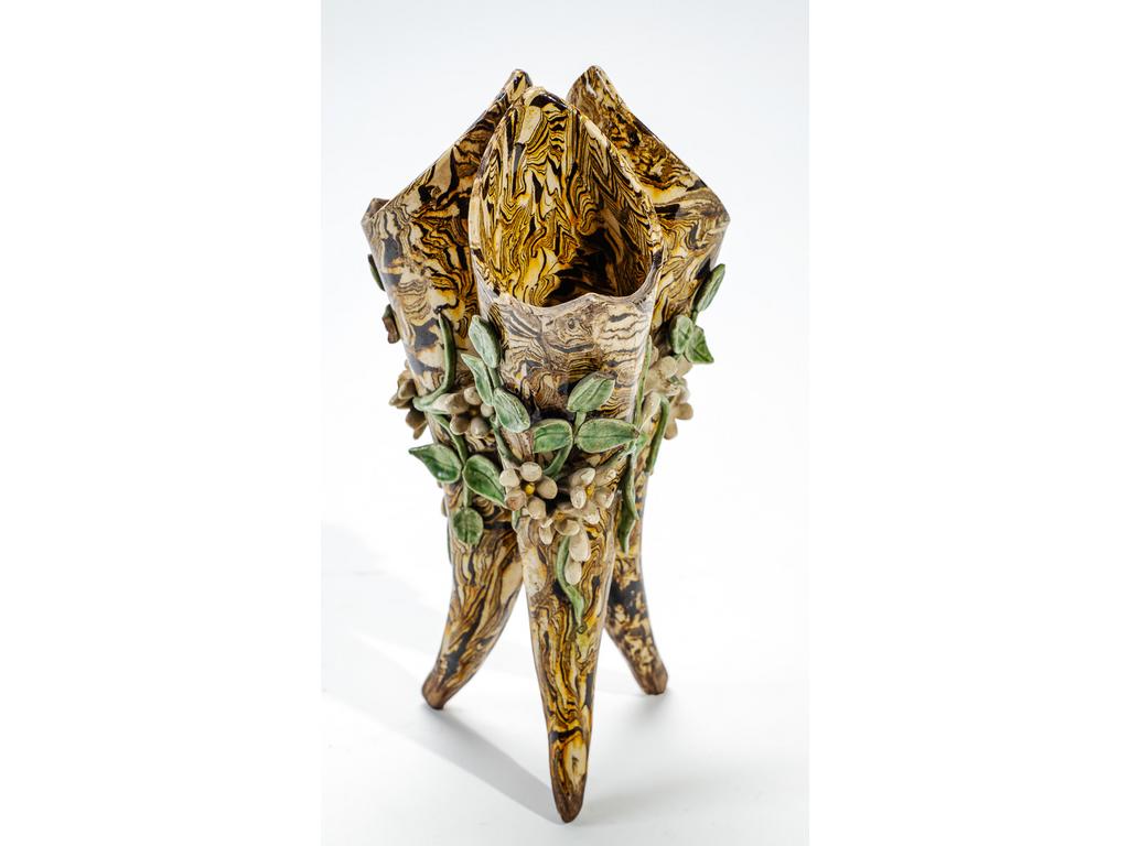 Manufacture PICHON à Uzès : Vase cornet tripode à décor en relief de fleurs sur fond marbré en terres mêlées. (Un col cassé, recollé, éclats). Hauteur : 26 cm.