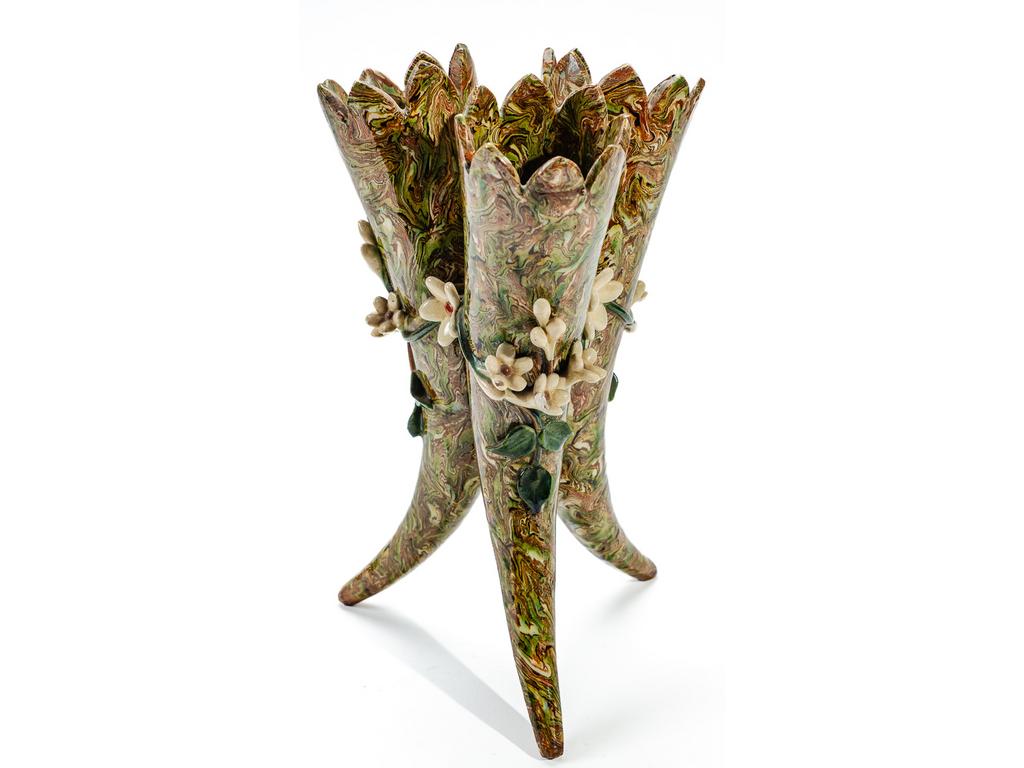 Manufacture PICHON à Uzès : Vase cornet tripode à décor en relief de fleurs sur fond marbré en terres mêlées. (Un col cassé, recollé et un éclat à un pétale). Hauteur : 28 cm.