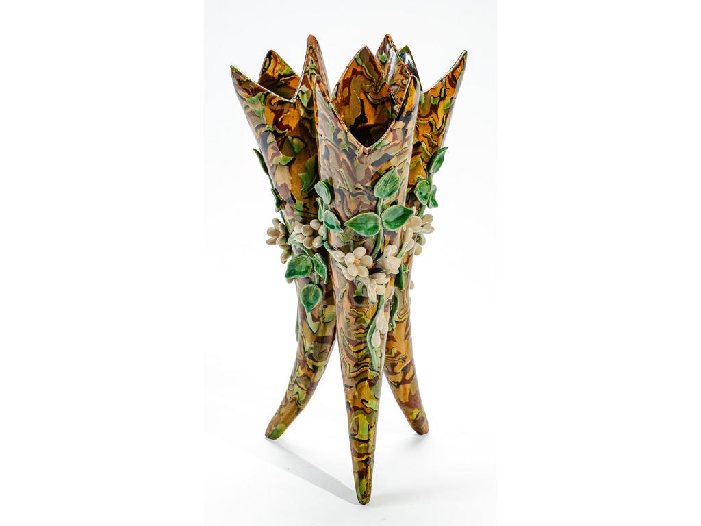 Manufacture PICHON à Uzès : Vase cornet tripode à décor en relief de fleurs sur fond marbré en terres mêlées. Hauteur : 34 cm.
