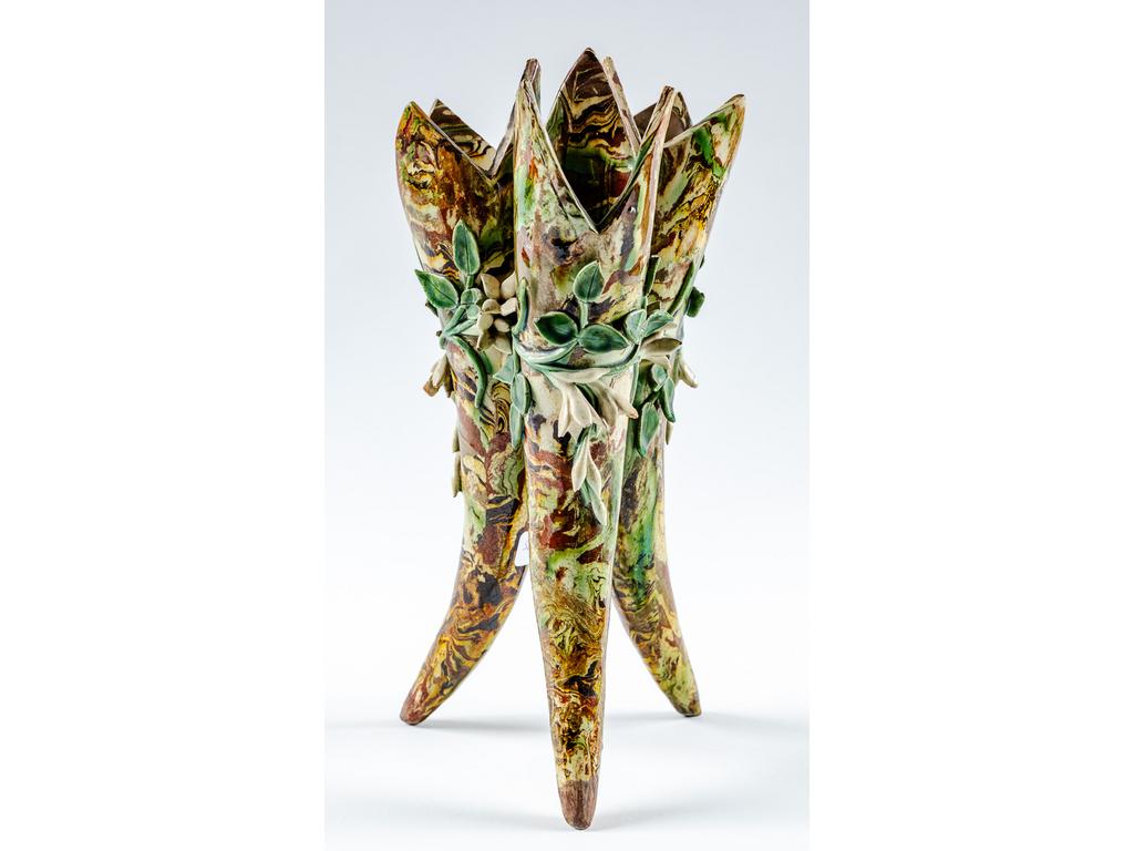 Manufacture PICHON à Uzès : Vase cornet tripode à décor en relief de fleurs sur fond marbré en terres mêlées. (Petits éclats aux pétales). Hauteur : 29,5 cm.