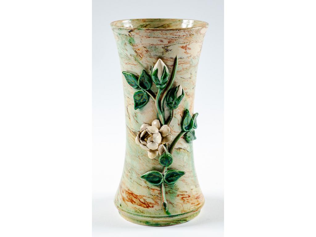Manufacture PICHON à Uzès : Vase de forme diabolo en céramique à décor, en relief, de roses sur fond marbré en terres mêlées. (Eclats aux pétales). Hauteur : 20,5 cm.