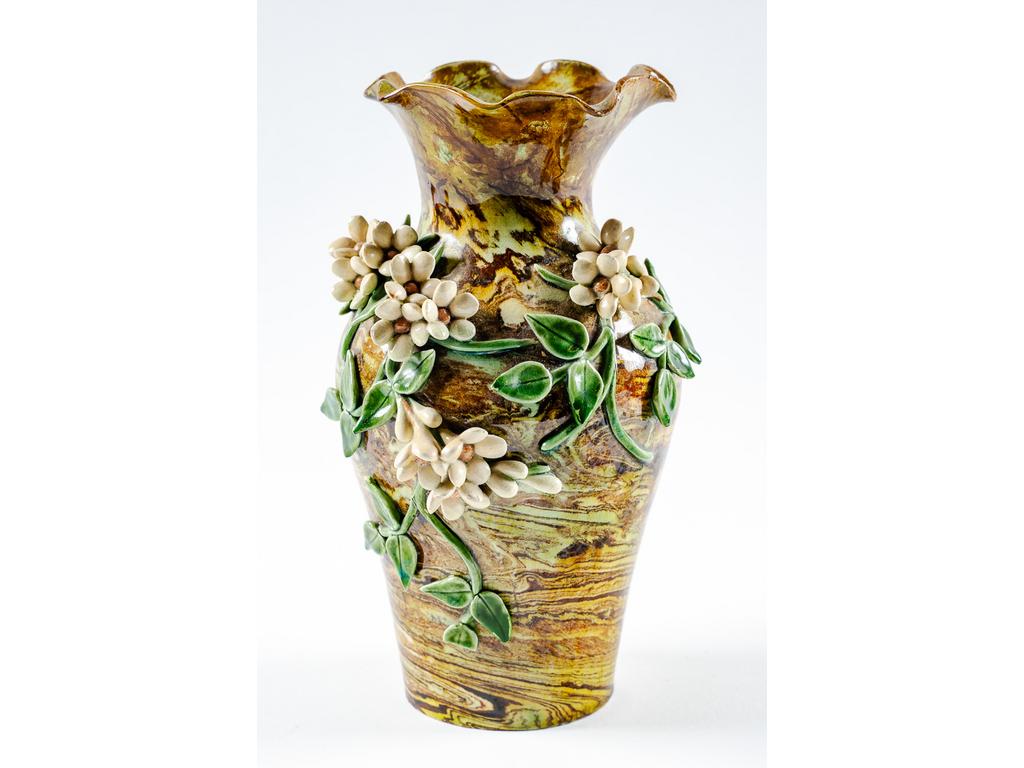 Manufacture PICHON à Uzès : Petit vase balustre en céramique à décor, en relief, de fleurs sur fond marbré en terres mêlées. Signé du cachet de François PICHON. (Une feuille cassée). Hauteur : 22 cm.