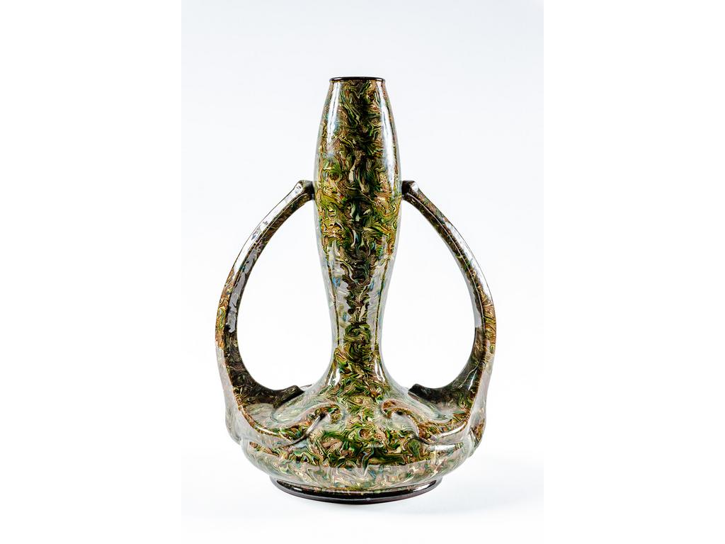 Manufacture PICHON à Uzès : Vase à anses à panse aplatie et long col fuselé, à décor marbré en terres mêlées. Signé du cachet de Bernard PICHON. Hauteur : 39 cm.