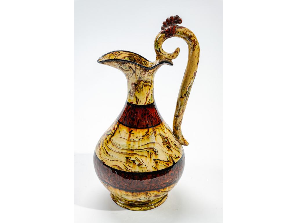 Manufacture PICHON à Uzès : Pichet en céramique à décor marbré en terres mêlées. Anse surmontée d'une coquille stylisée. Signé du cachet de François PICHON. Hauteur : 30 cm.