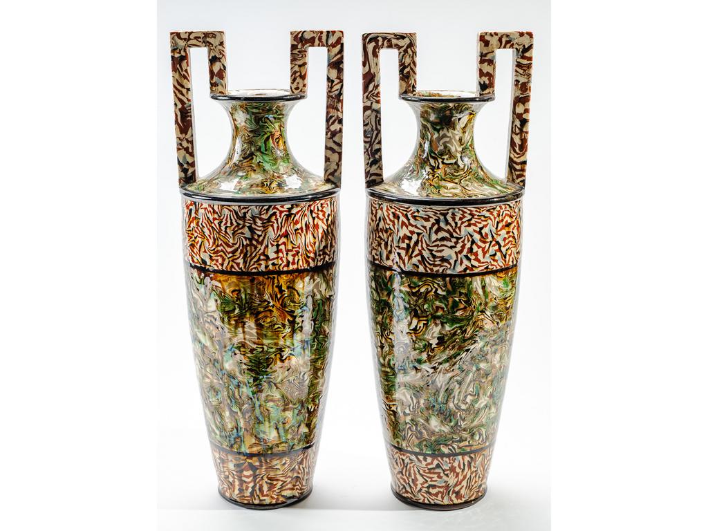 Manufacture PICHON à Uzès : Paire de vases marbrés en terres mêlées de forme balustre à anses à l'Etrusque. Signés du cachet de Bernard PICHON. Hauteur : 41 cm.