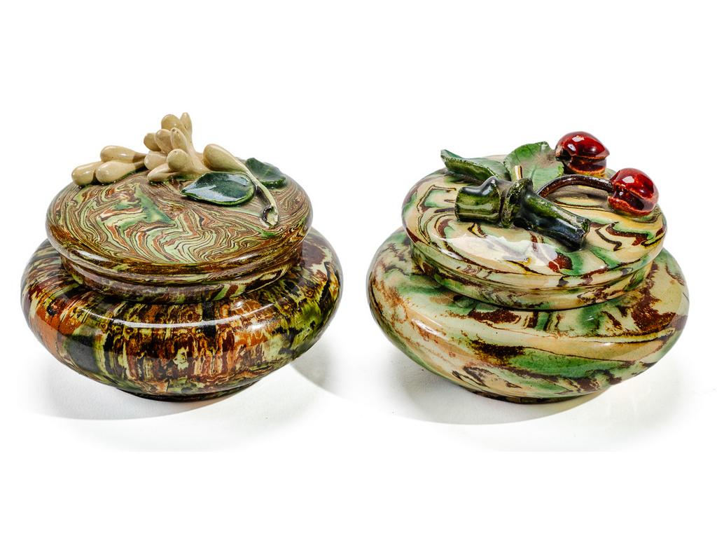 Manufacture PICHON à Uzès : Deux bonbonnières en céramique à décor, en relief, de fleurs et de cerises sur fond marbré en terres mêlées. Signées du cachet de Bernard PICHON. (Couvercle aux cerises accidenté). Hauteurs : 7 cm. Diamètres : 10 cm.