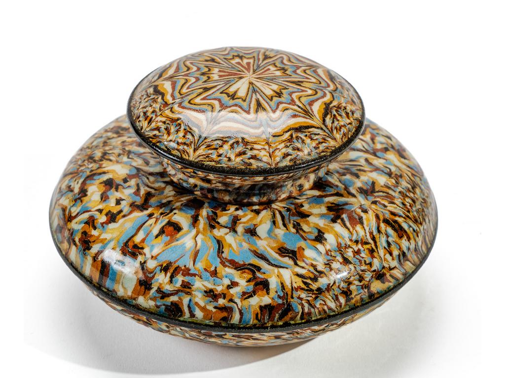 Manufacture PICHON à Uzès : Bonbonnière en céramique à décor marbré rayonnant en terres mêlées. Signée du cachet de François PICHON. Hauteur : 7,5 cm. Diamètre : 12,5 cm.