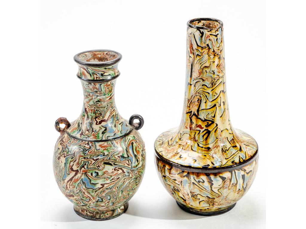 Manufacture PICHON à Uzès : Vase à anses et à col bagué à décor marbré en terres mêlées. Signé du cachet de Bernard PICHON. (Une anse cassée, recollée). Hauteur : 17 cm. On y joint : un vase à long col à décor marbré en terres mêlées. Signé du cachet de Bernard PICHON. (Eclat au col). Hauteur : 20,5 cm.