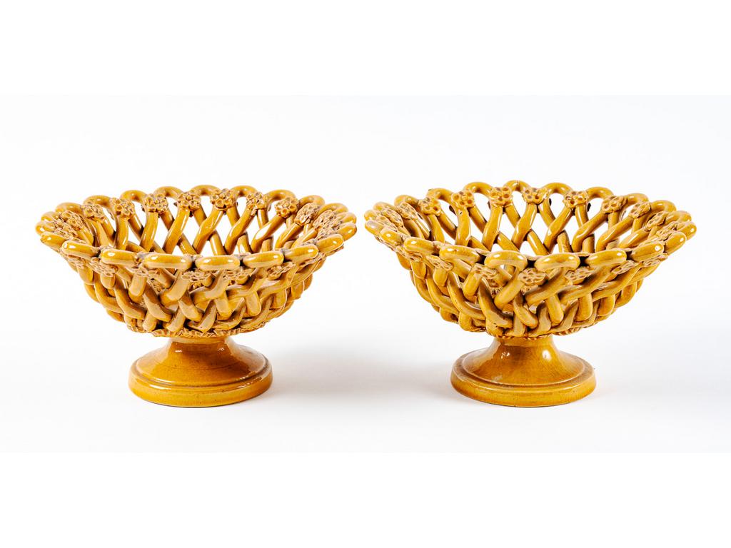 Manufacture PICHON à Uzès : Paire de corbeilles sur piédouche en faïence tressée émaillée ocre et à décor de fleurs stylisées. Signée du cachet de Bernard PICHON. (Fêles de cuisson). Hauteurs : 12,5 cm. Diamètres : 19 cm.